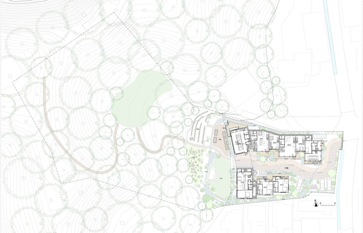 山の斜面や等高線、水みちや菜園、広場、複数の住戸が配置された敷地計画図